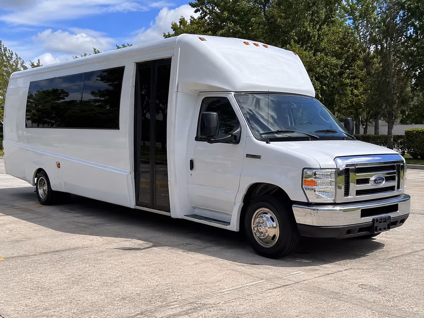 Virginia Beach Birthday, Sweet 16, & Quinceañera Transportation party bus exterior